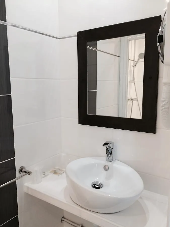 Hotel Cosmos Paris 2*,